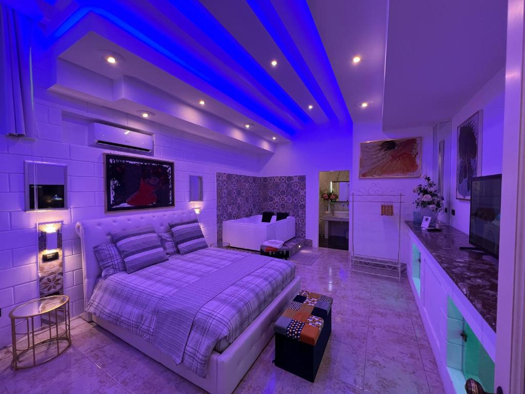 um quarto com uma cama e um tecto roxo em GianLuis Luxury Suites em Fasano