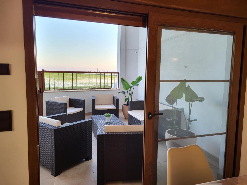 Habitación con balcón con sillas y mesa. en Casa lo Canyero, en Els Muntells