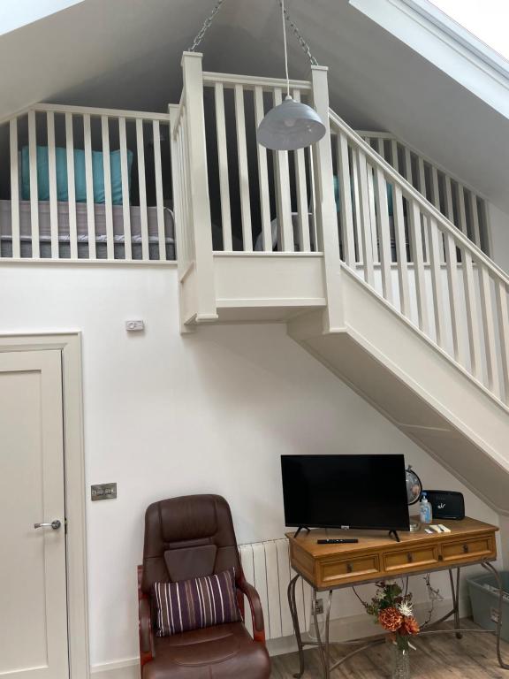 TV a/nebo společenská místnost v ubytování Sèid Bò - Sleeps 6 - NEW Private 6 Person HotTub Available