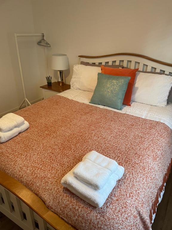 Postel nebo postele na pokoji v ubytování Sèid Bò - Sleeps 6 - NEW Private 6 Person HotTub Available