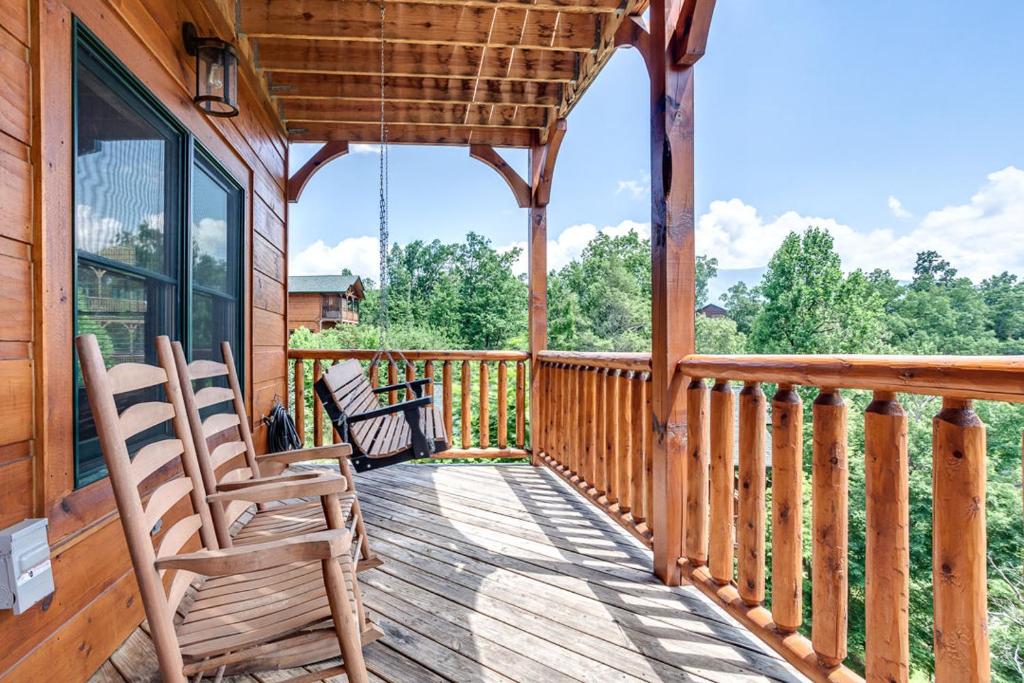 um alpendre com 2 cadeiras e um gazebo em Gatlinburg Cabin with Private Hot Tub by Staycating em Gatlinburg