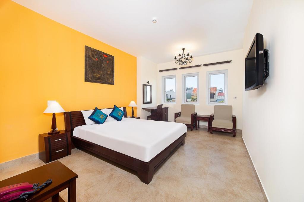 Postel nebo postele na pokoji v ubytování Gold Coast Da Nang Hotel