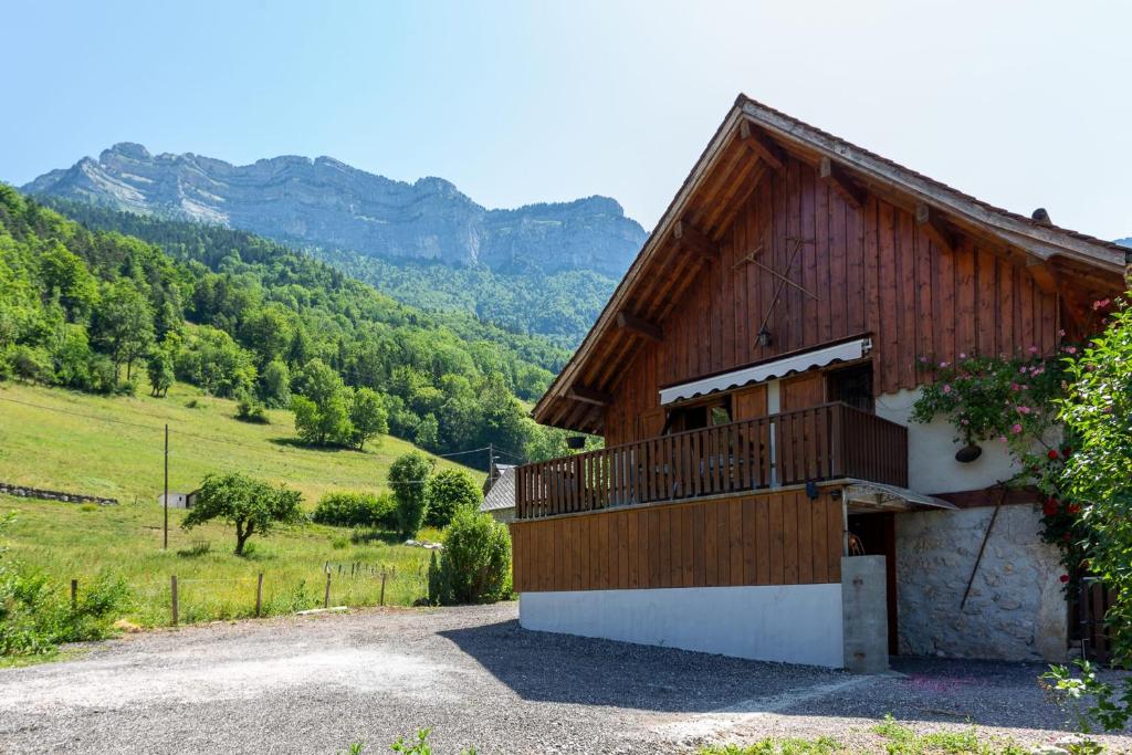 een gebouw met een balkon aan de zijkant bij La Grange de St Même in Saint-Même