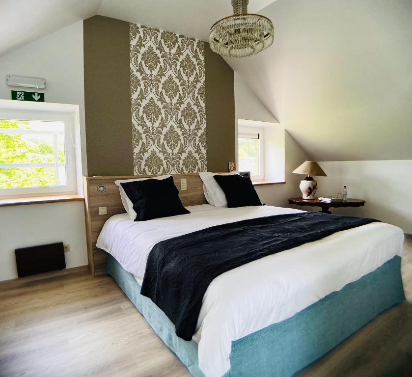 Postel nebo postele na pokoji v ubytování B&B l'Aigrin