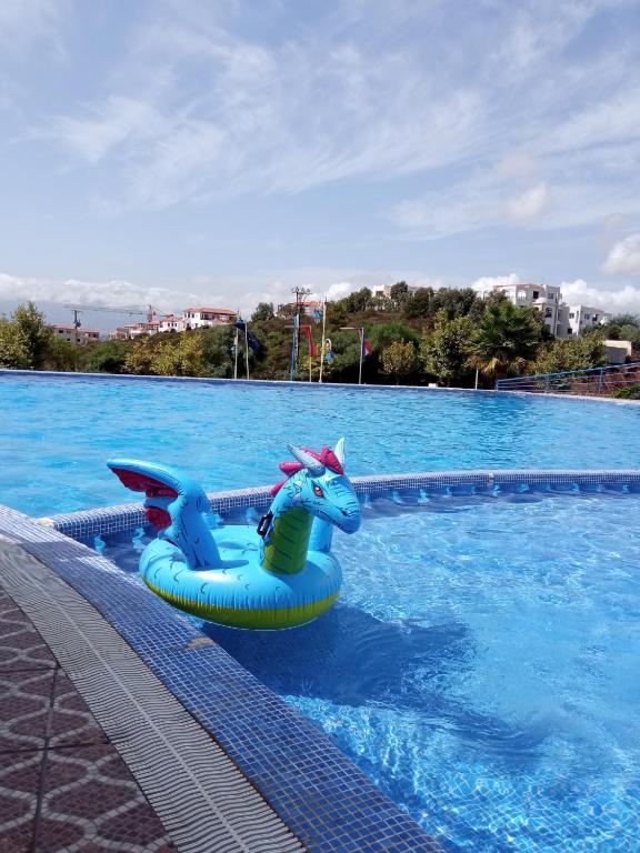 a blue inflatable dragon in a swimming pool at Appartement hôtel cabo dream in Cabo Negro