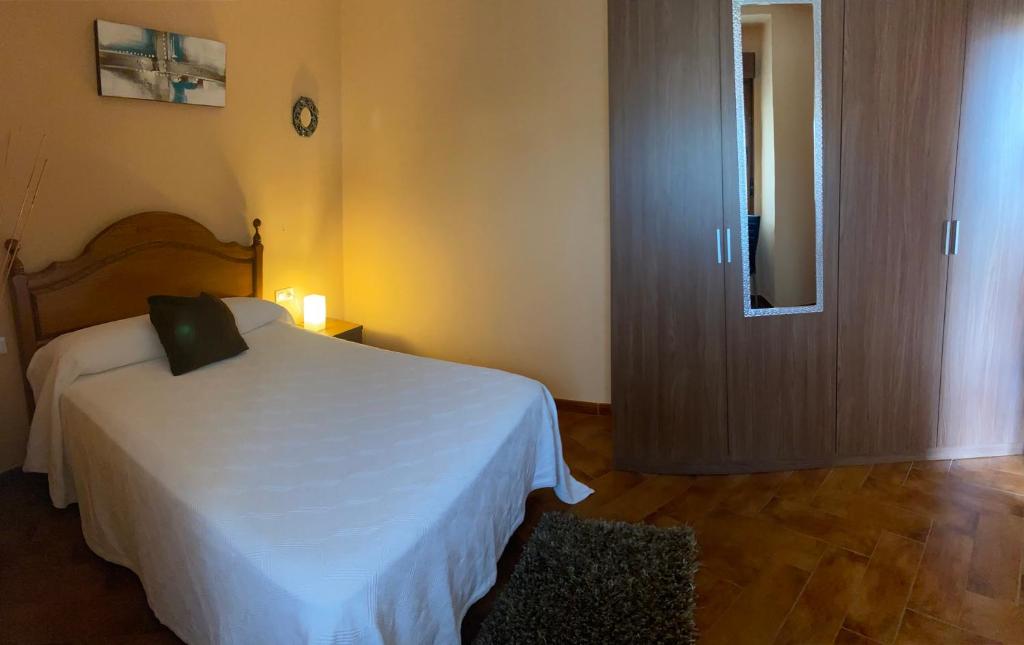 A bed or beds in a room at Casa A Illa de Arousa