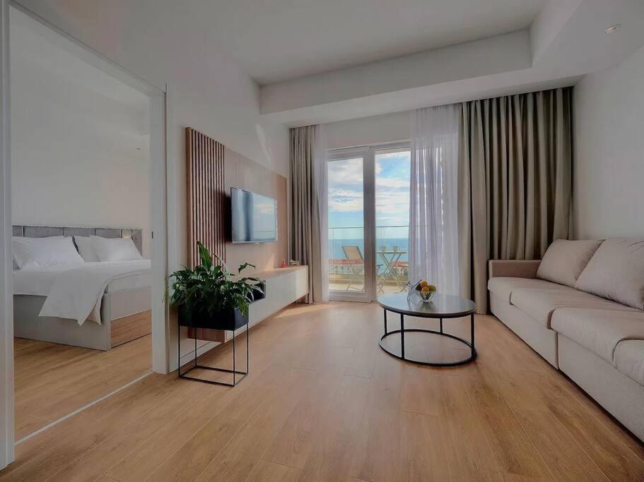 un soggiorno con divano e letto di Lovely Partial Sea View one bedroom flat in Horizon Residences A22 a Bečići