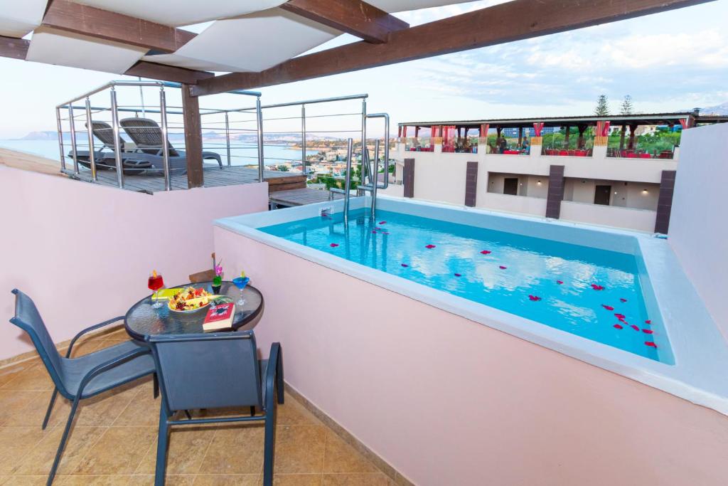 Bazén v ubytování Galini Sea View Hotel nebo v jeho okolí
