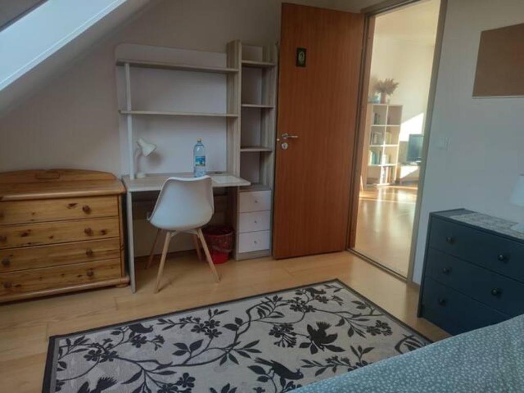 Cette chambre comprend un bureau, une chaise et une table. dans l'établissement Maria Rooms, à Kuressaare