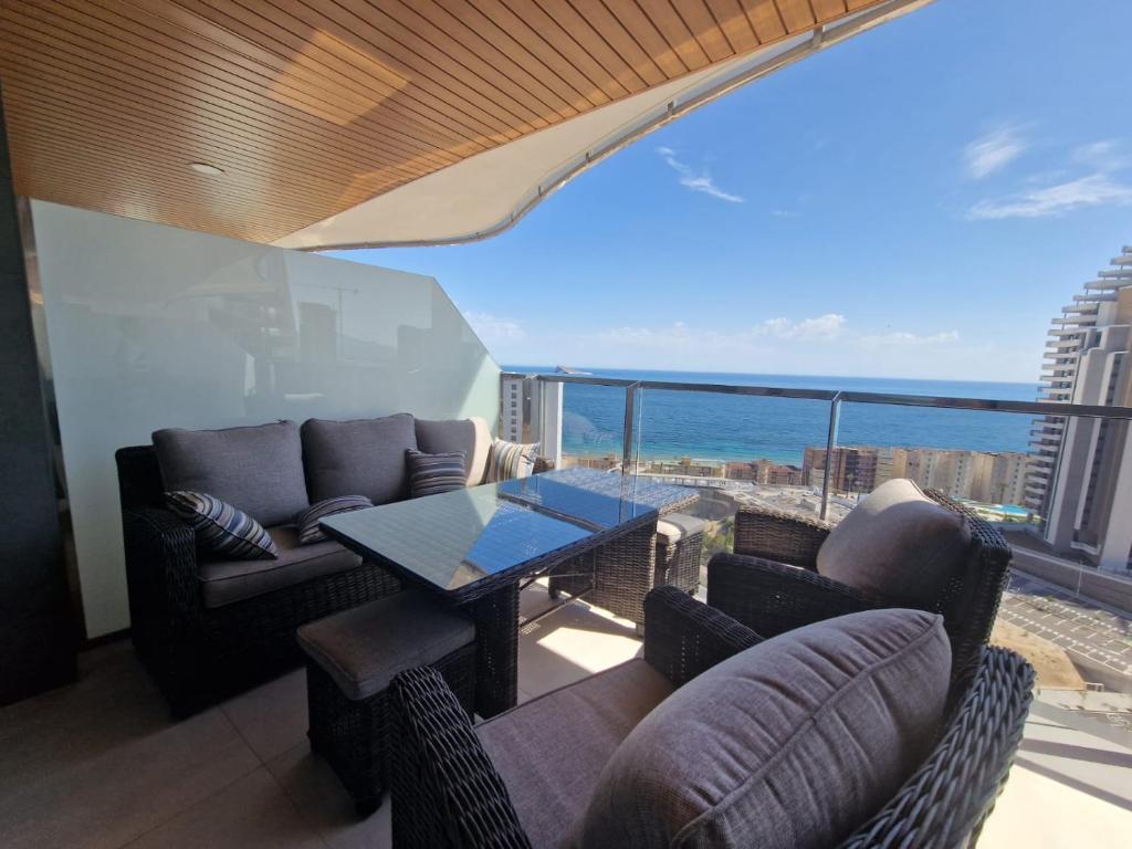 Balkón alebo terasa v ubytovaní SUNSET WAVES vistas al mar