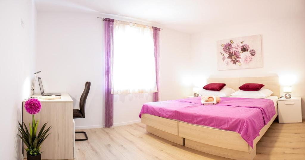 Posteľ alebo postele v izbe v ubytovaní Julia's beautiful apartment for 6 with parking