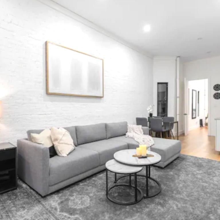 sala de estar con sofá y mesa en Modern Holiday Apartment with Strategic Location in New York, en Nueva York