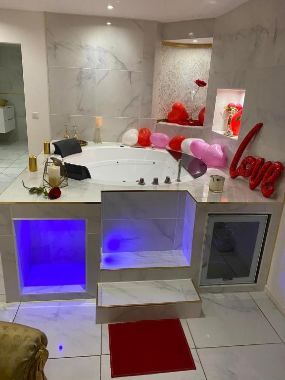 Kuchyňa alebo kuchynka v ubytovaní Suite romantique avec jaccuzy à la gare de Montpellier