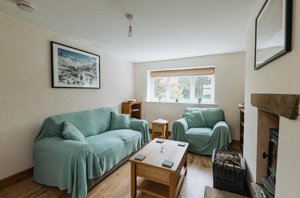 ein Wohnzimmer mit 2 Sofas und einem Kamin in der Unterkunft ELM HOUSE COTTAGE - 2 Bed Cottage in High Hesket on the edge of the Lake District, Cumbria in High Hesket