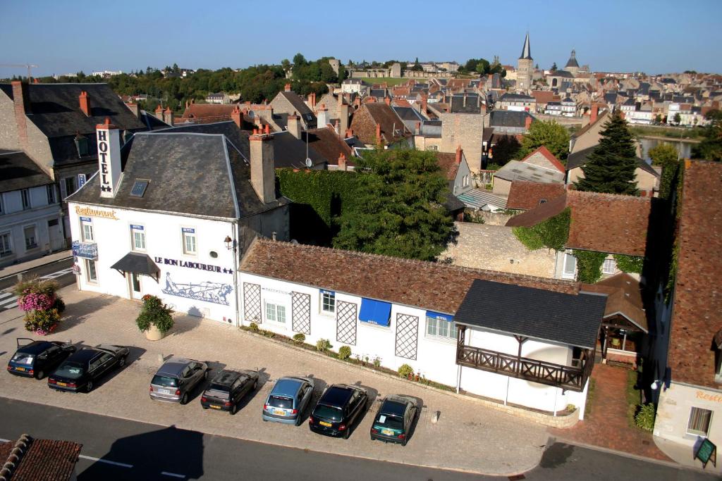 una vista aérea de una ciudad con coches estacionados en un estacionamiento en Hotel Le Bon Laboureur, en La Charité-sur-Loire