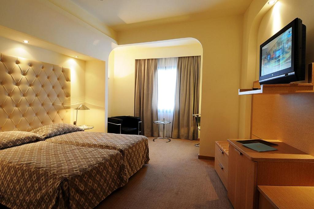 Televízia a/alebo spoločenská miestnosť v ubytovaní Club Hotel Casino Loutraki