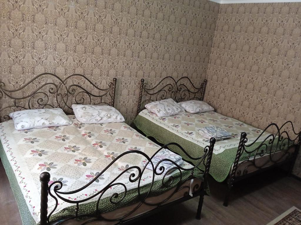 - 2 lits jumeaux dans une chambre avec papier peint dans l'établissement Brand House, à Bosteri