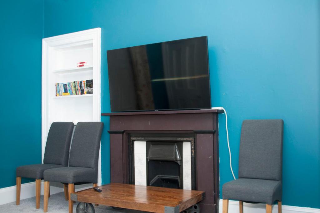 TV a/nebo společenská místnost v ubytování Family Apartment - Skye - Private Members Club