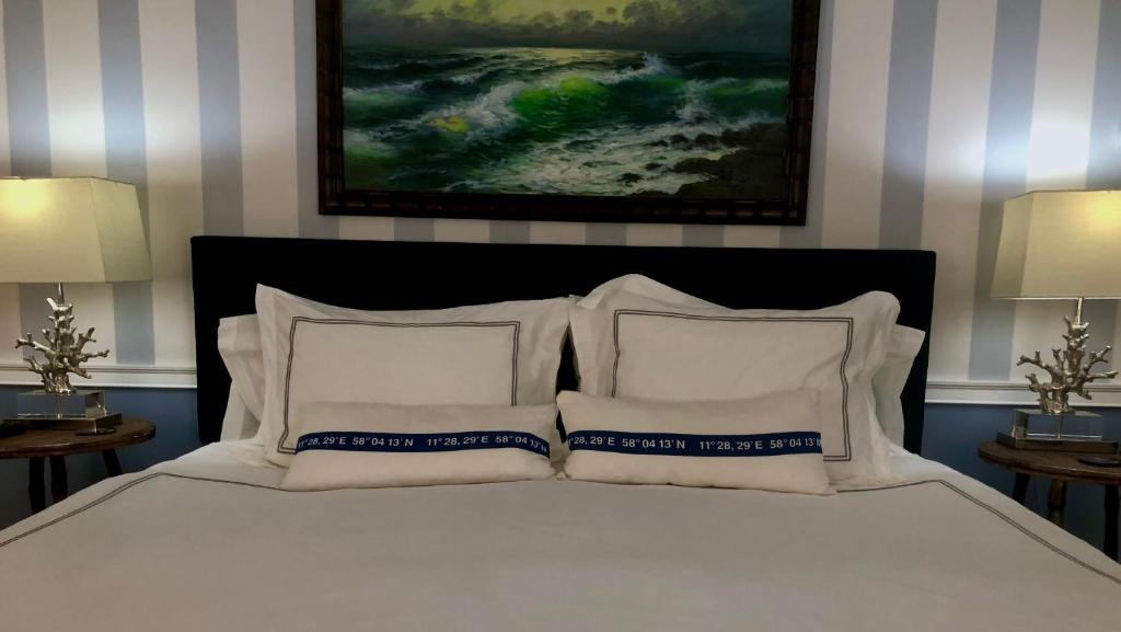 ein Schlafzimmer mit einem weißen Bett mit zwei Kissen in der Unterkunft Charles and Charles MV in Vineyard Haven