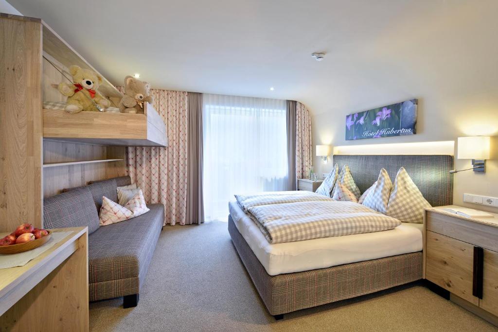A bed or beds in a room at Hotel Hubertus