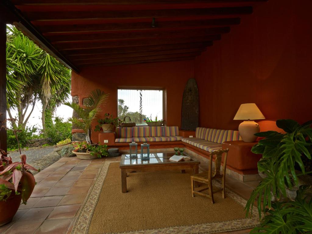 een woonkamer met een bank en een tafel bij Haciendas del Valle - Casa San Miguel in Valle de Guerra