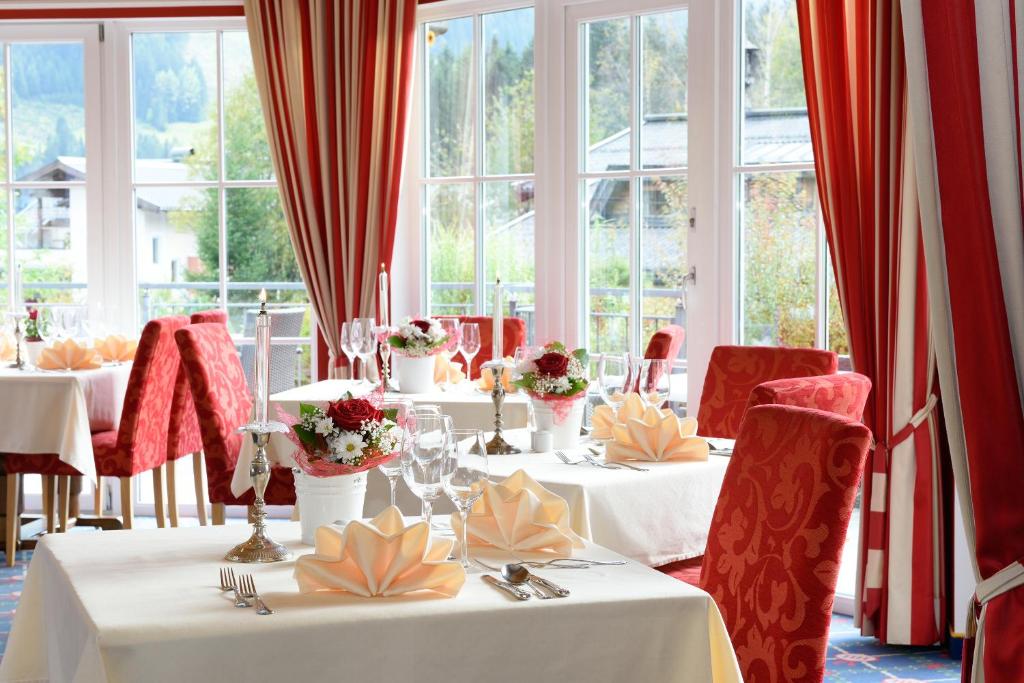 A restaurant or other place to eat at Hotel Hubertus