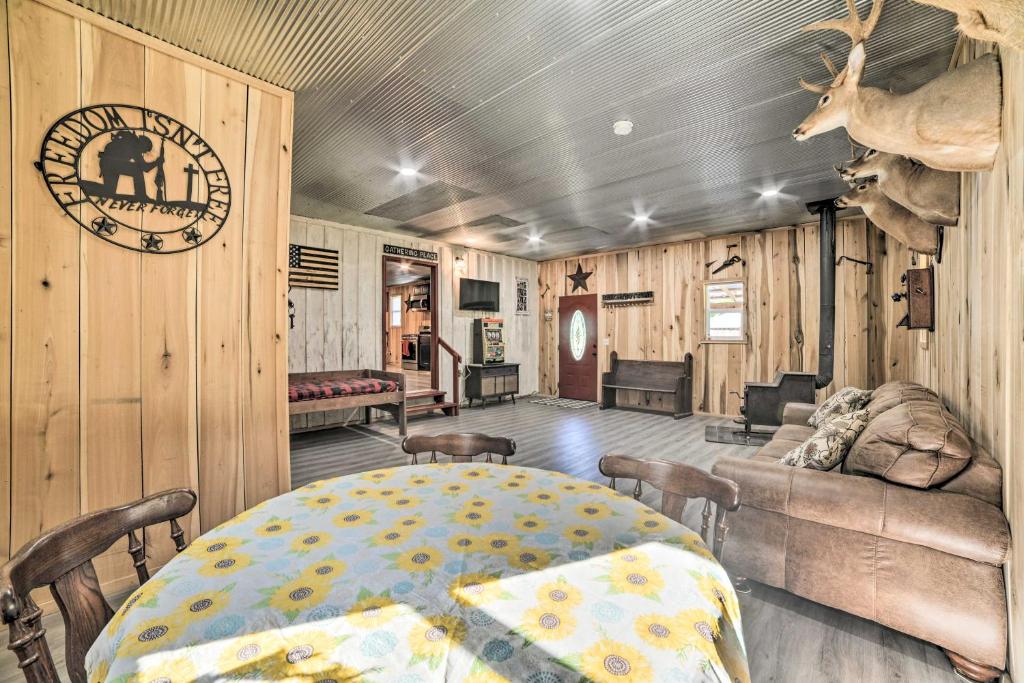 un soggiorno con tavolo e divano di Charming New Concord Cabin on 50-Acre Farm! a New Concord
