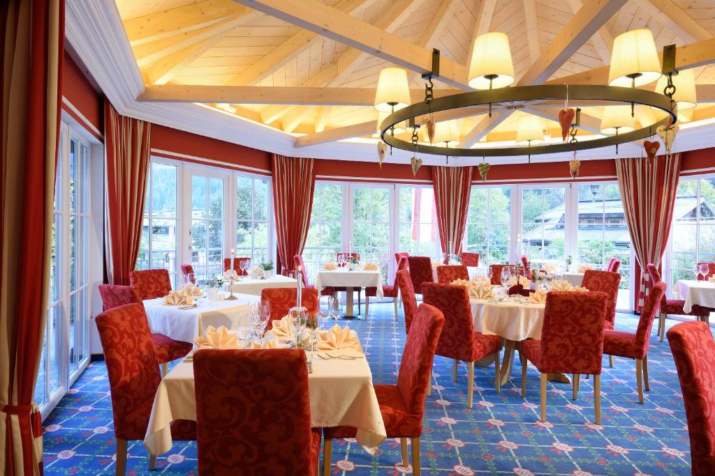 A restaurant or other place to eat at Hotel Hubertus