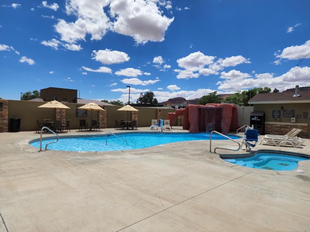 Bazén v ubytování Comfort Suites Kanab National Park Area nebo v jeho okolí
