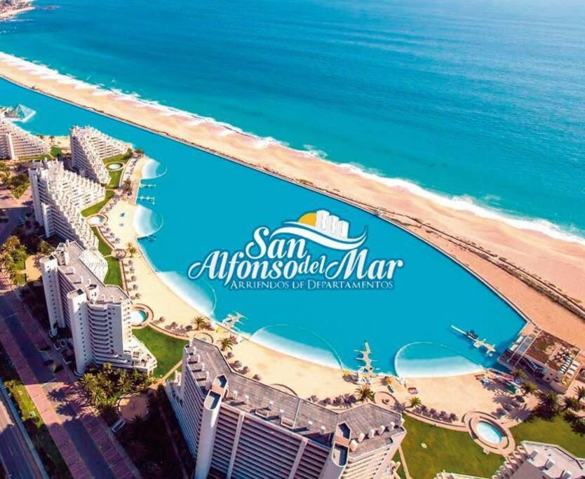 - une vue aérienne sur la plage et l'océan dans l'établissement San Alfonso del Mar Insuperable Vista, à San Antonio