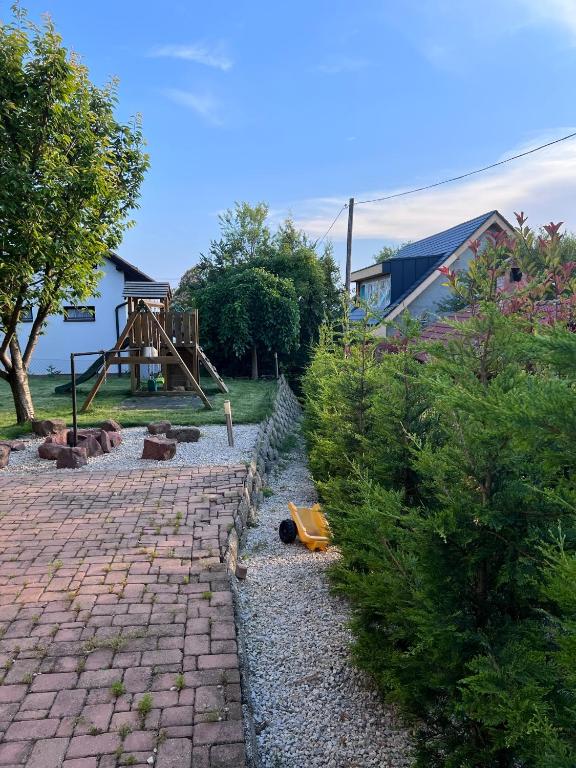 ogród z kamienną ścieżką i placem zabaw w obiekcie Balatonakarattya Magaspart w mieście Balatonakarattya