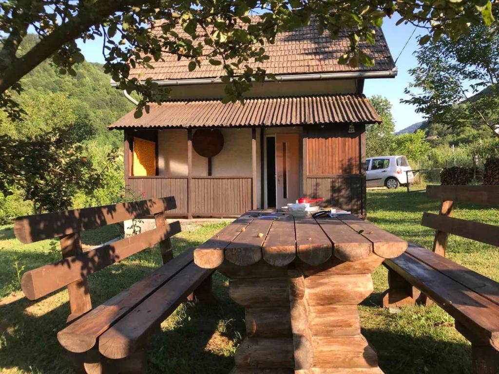 stół piknikowy i ławka przed budynkiem w obiekcie Vikendica Žute dunje Jajce w mieście Jajce