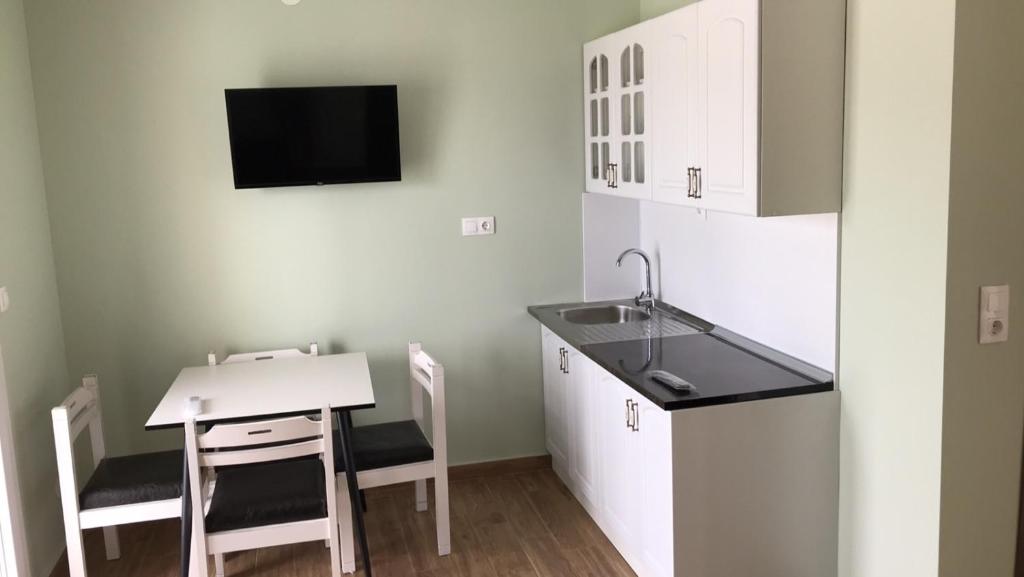 A kitchen or kitchenette at dpatina