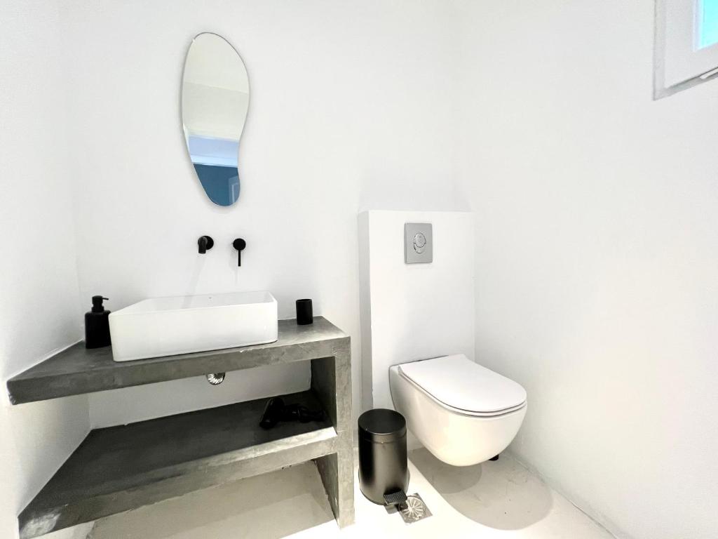 un bagno bianco con lavandino e WC di Ananke with Shared Pool a Mykonos Città