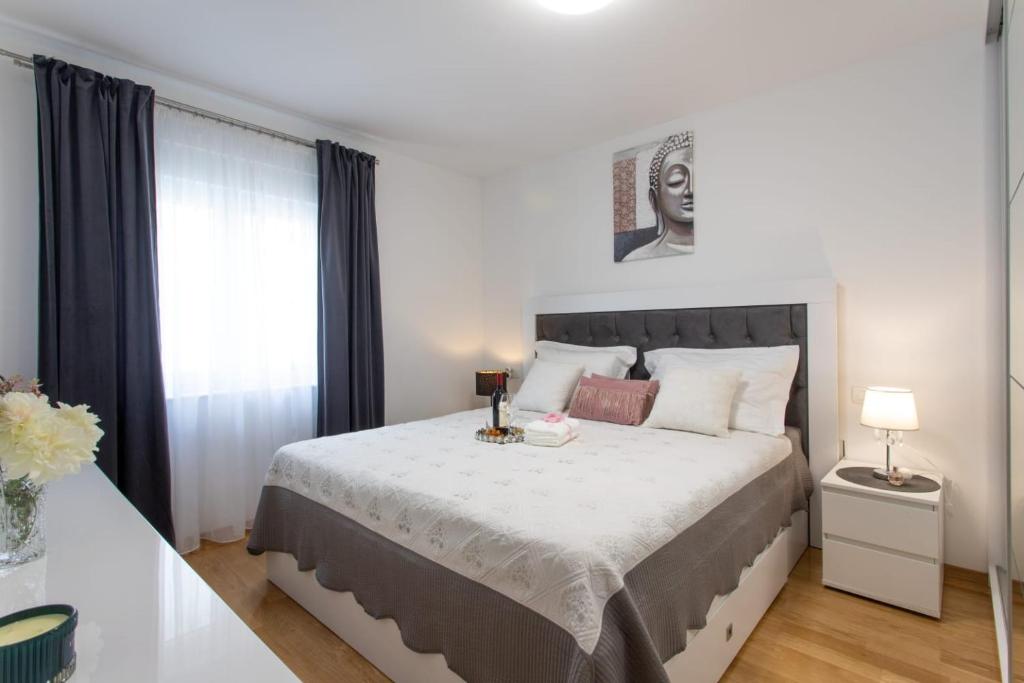 Posteľ alebo postele v izbe v ubytovaní Lux apartment Ema