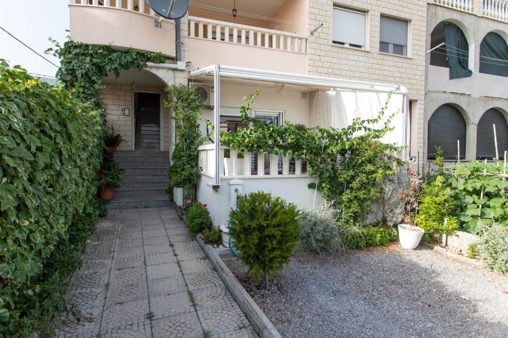Vonkajšia záhrada v ubytovaní Lux apartment Ema
