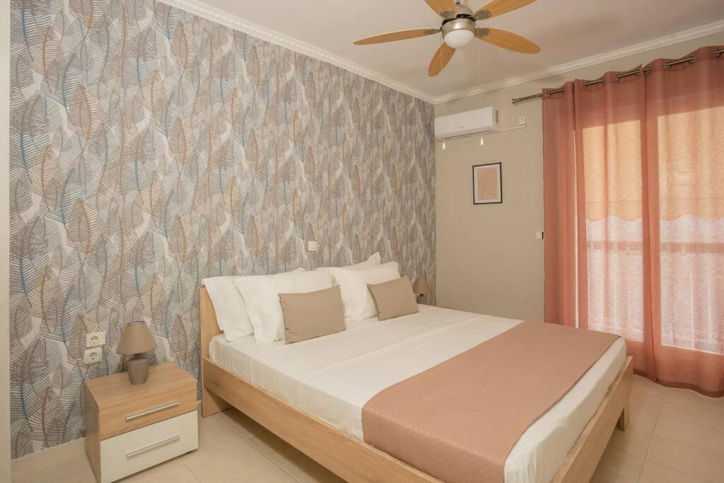 Ένα ή περισσότερα κρεβάτια σε δωμάτιο στο New  2 bedroom/ 2 bath ap.Nidri, Familia