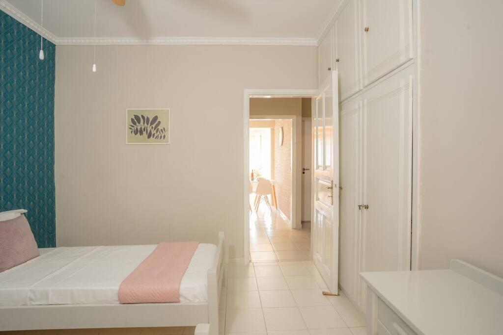 A bed or beds in a room at New  2 bedroom/ 2 bath ap.Nidri, Familia