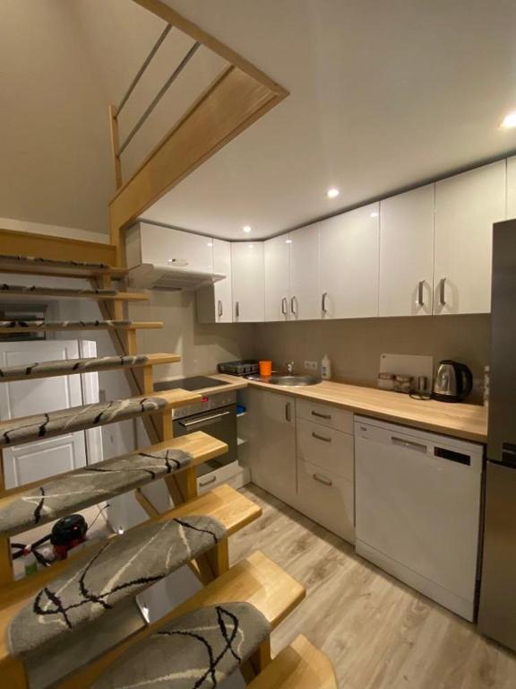 Kuchyňa alebo kuchynka v ubytovaní Apartament Pod 12 B