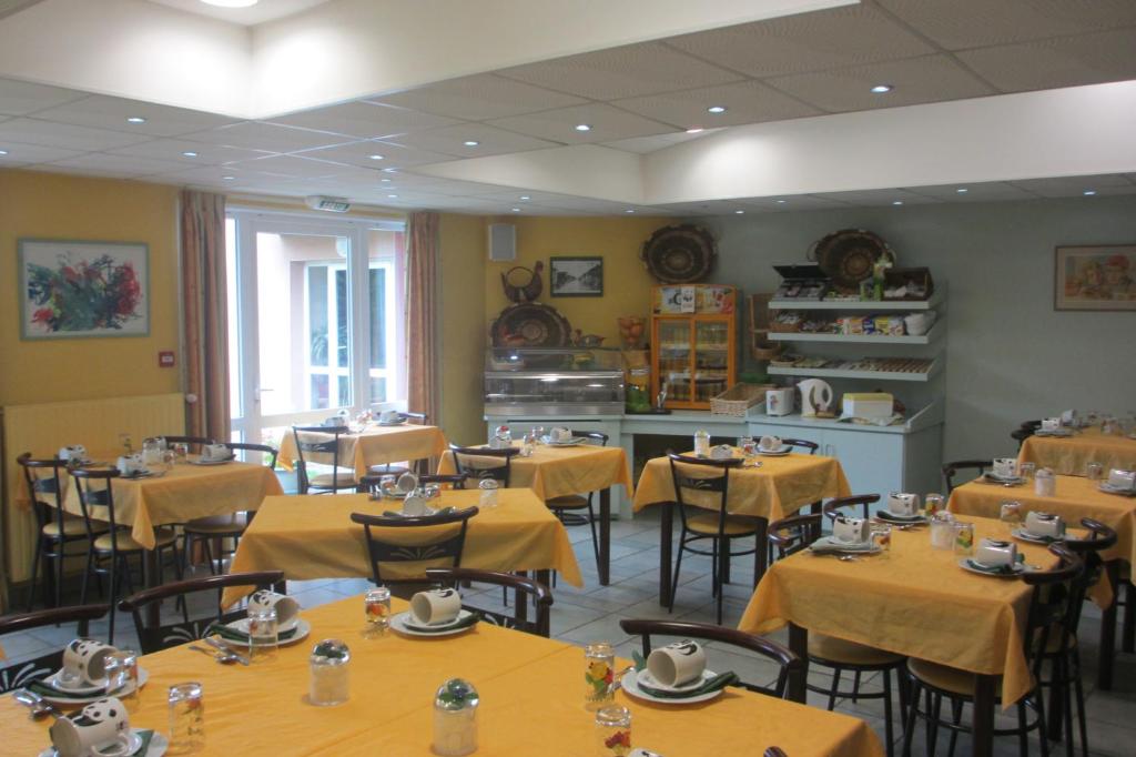 Restaurace v ubytování Hôtel Restaurant La Crèche et sa piscine intérieure - Logis Hôtels