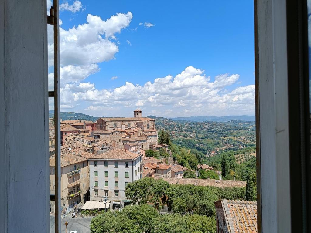 Blick auf eine Stadt aus dem Fenster einer Stadt in der Unterkunft Residenza Perusia in Perugia