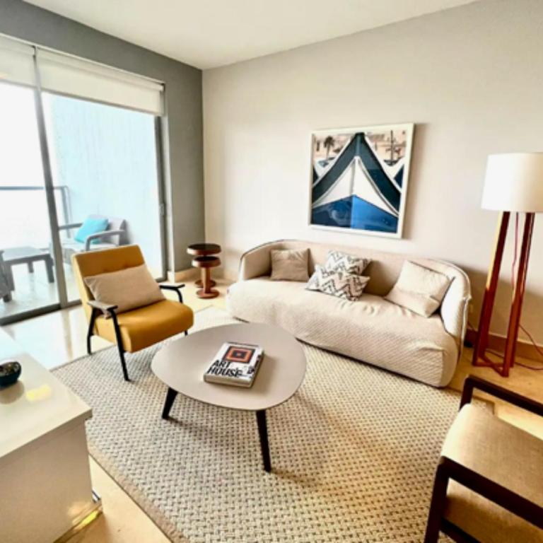 a living room with a couch and a table at Espectacular Apartamento Familiar con Piscina en Panamá 