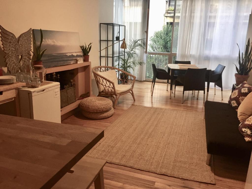 sala de estar con chimenea y comedor en Akasha Arima, en San Sebastián
