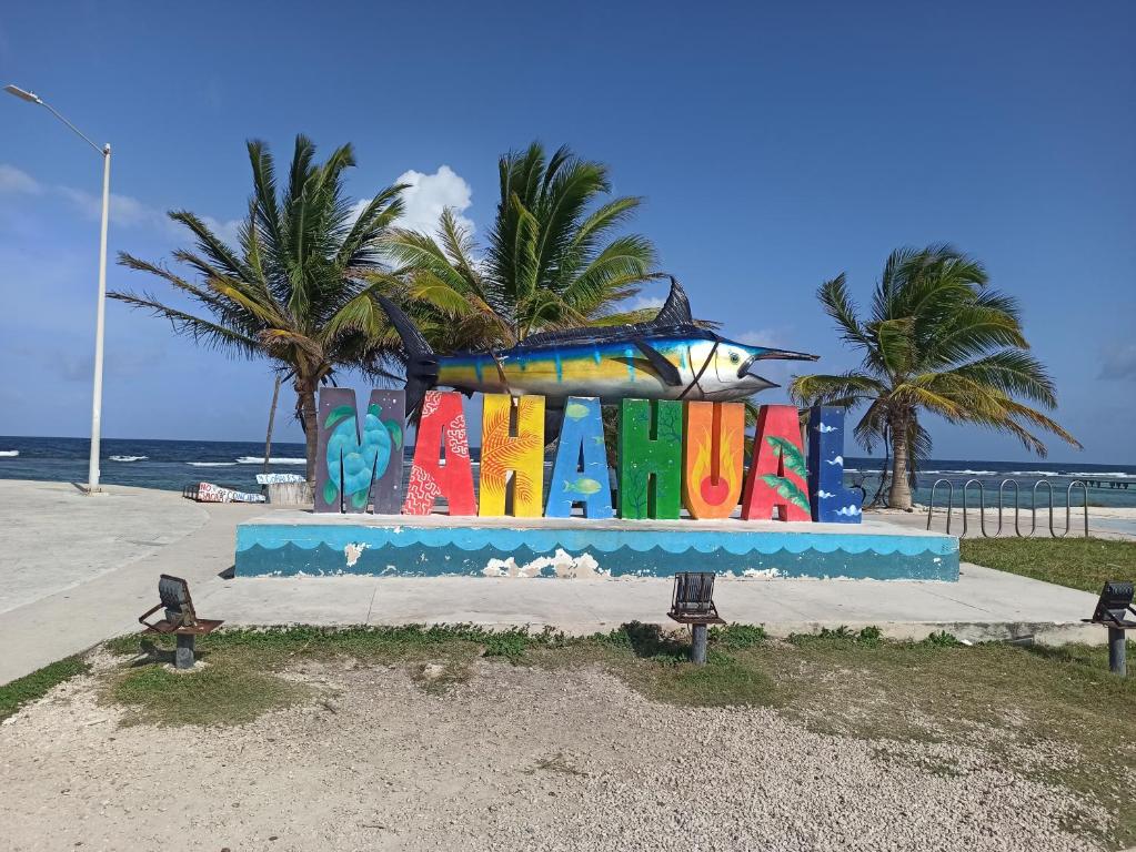 un edificio con graffiti junto a la playa en Casita Mahahual, Grand Costa Maya en Mahahual