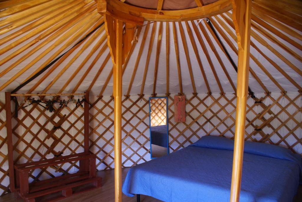 a small room with a bed in a yurt at Yurta Flora in Torino di Sangro