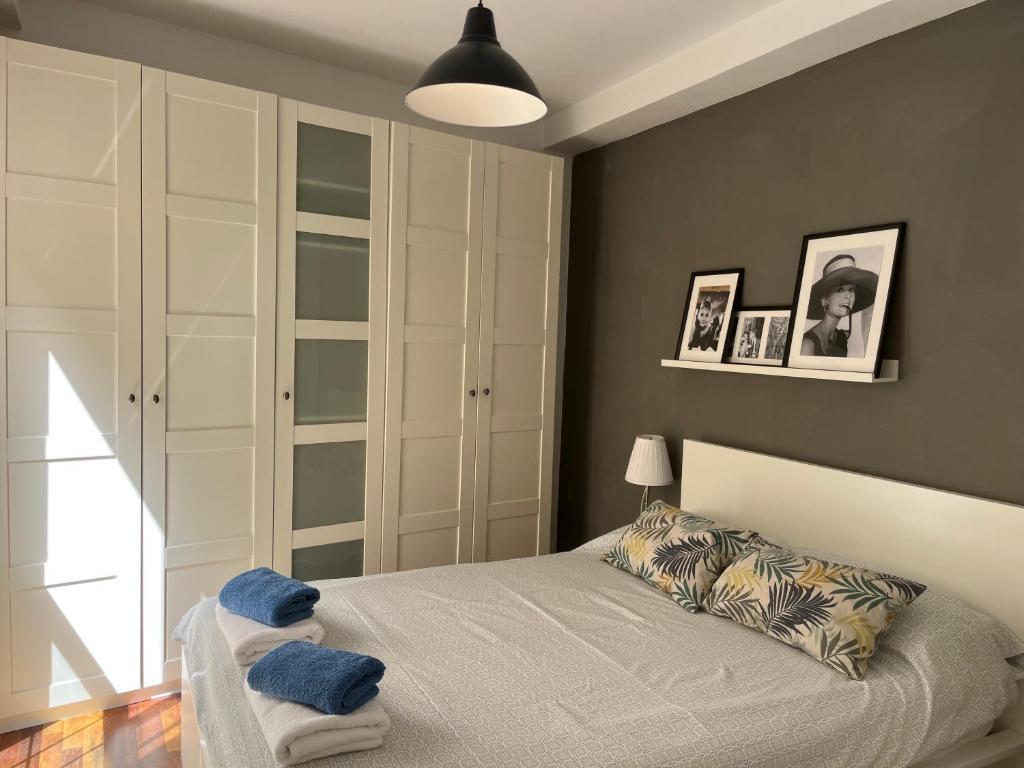 マラガにあるCozy Dorine Malaga centroのベッドルーム1室(ベッド1台、大型クローゼット付)