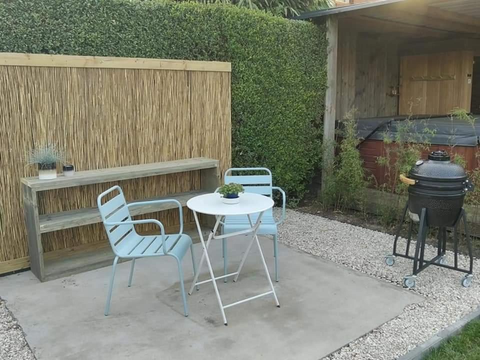 Patio nebo venkovní prostory v ubytování Sea You Soon privé kamer met jacuzzi en sauna
