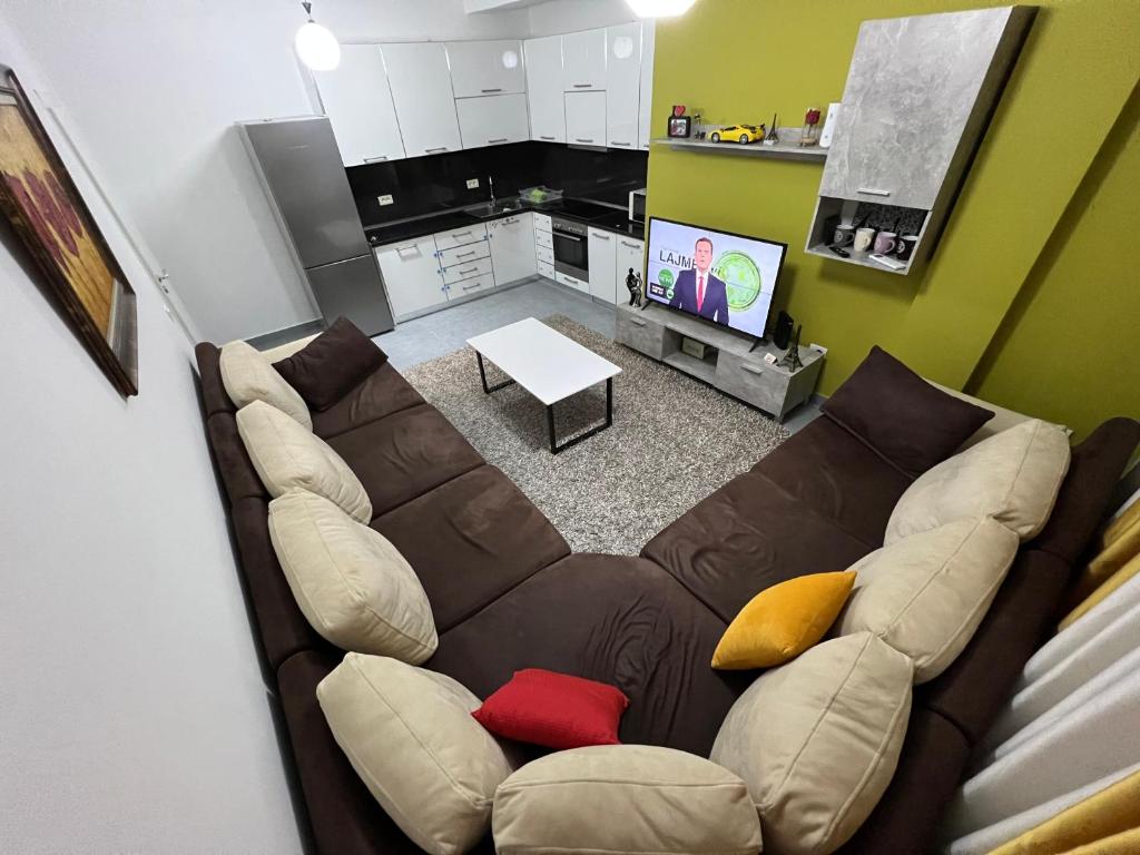 TV a/nebo společenská místnost v ubytování Apartment rent Elbasan city center 1