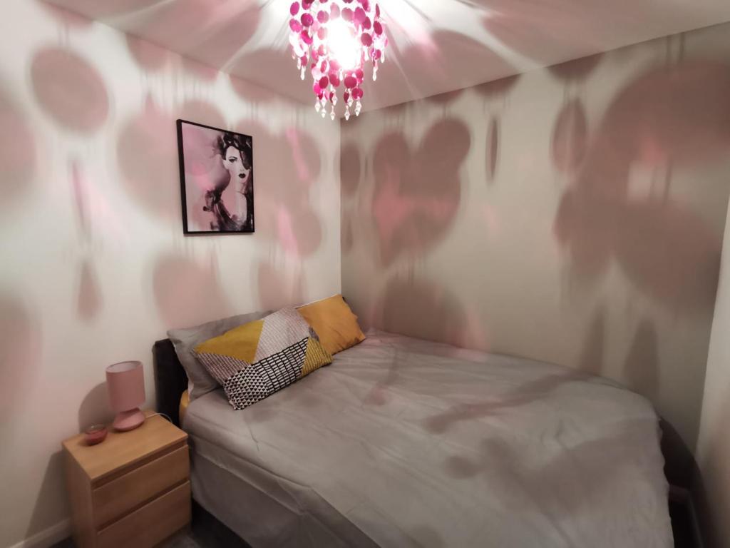 Stevenage Contractors x8 New 3 bedroom House Free Wifi, Parking, Towels all inclusive & Large Garden - Habitación Doble Con Vista Al Parque