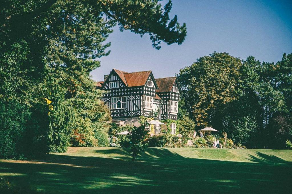 ein großes schwarzweißes Haus auf einem grünen Feld in der Unterkunft HIGHFIELD in Great Driffield